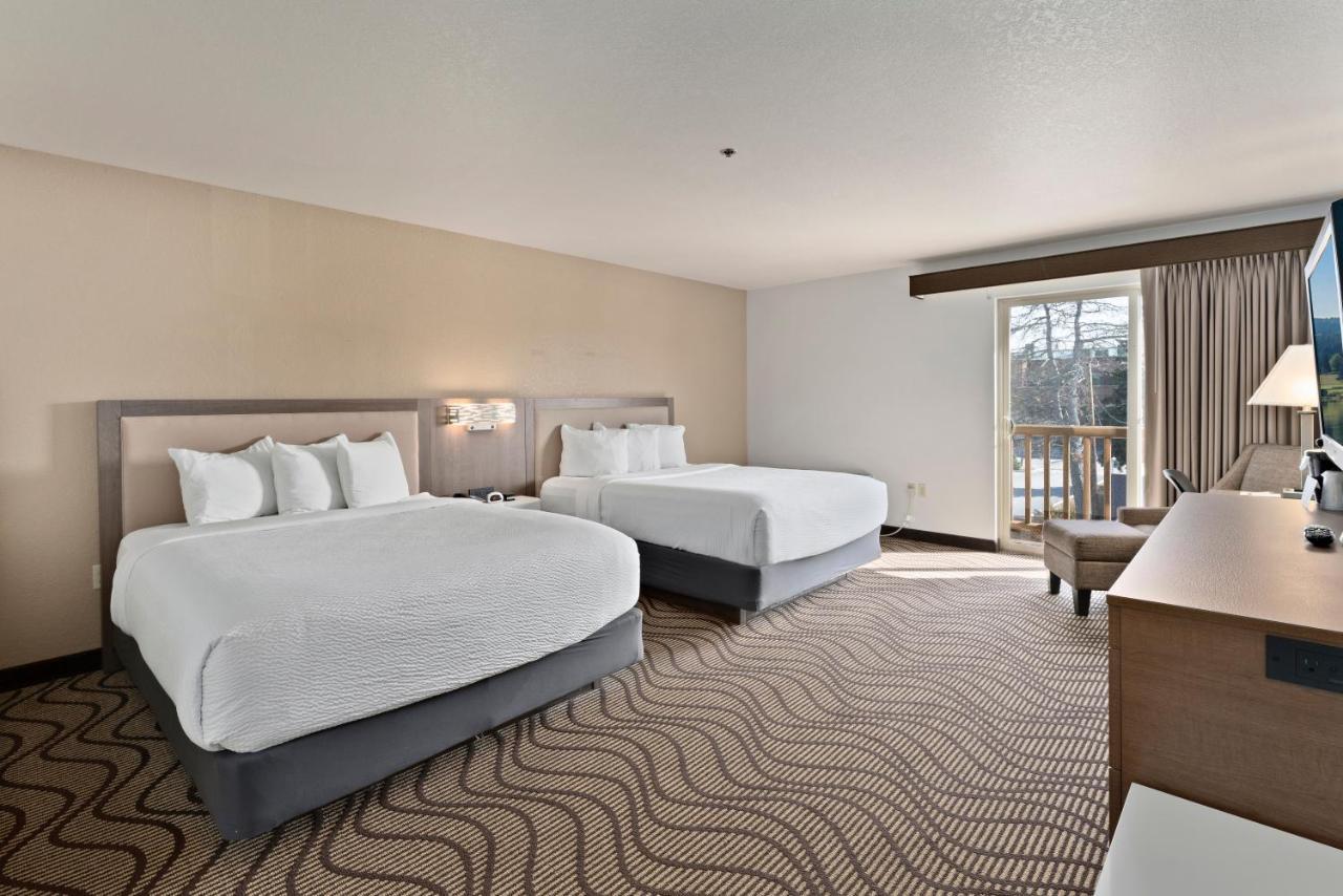 Queen Room with Two Queen Beds and View - Non-Smoking