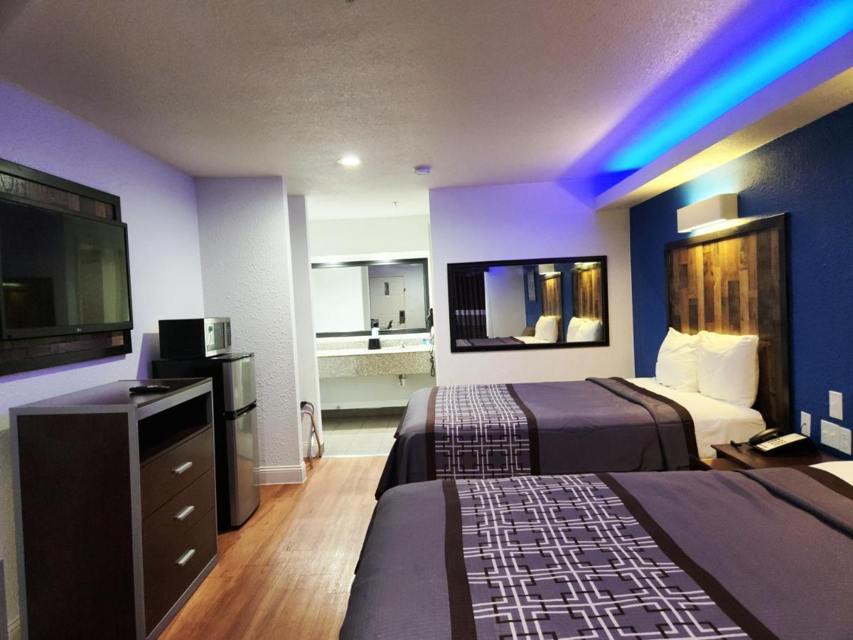 Deluxe Queen Room with Two Queen Beds - Non-Smoking
