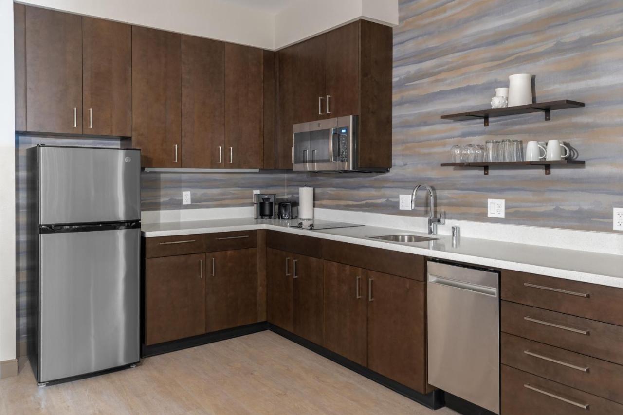 One-Bedroom Queen Suite