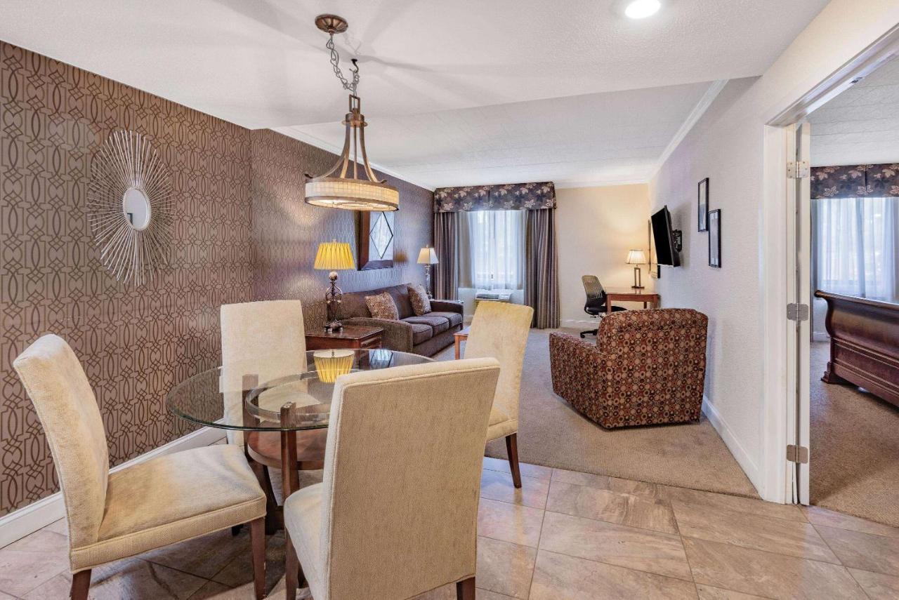One-Bedroom King Suite - Non-Smoking,1394926448:JPEG