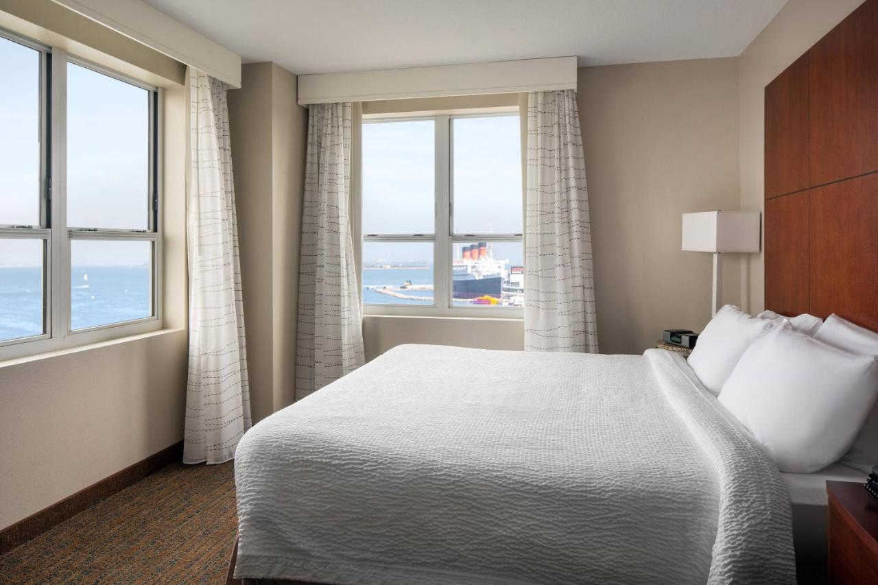 One-Bedroom King Suite with Harbour View