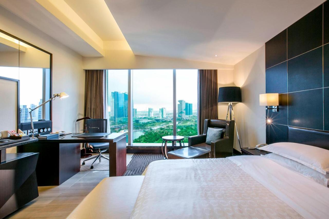 Club lounge access, Guest room, 1 King, Central Park view