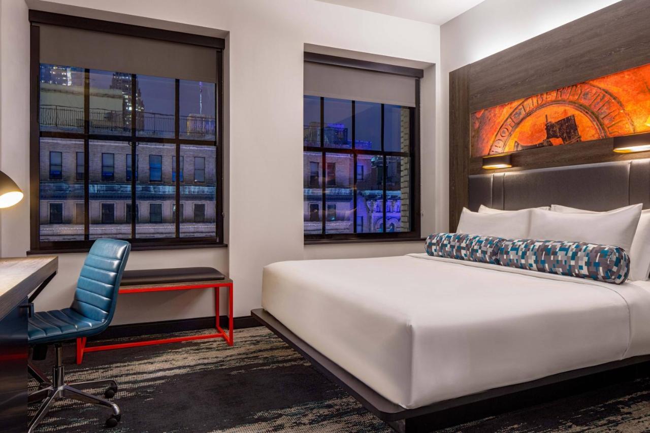 Corner King Room with City View