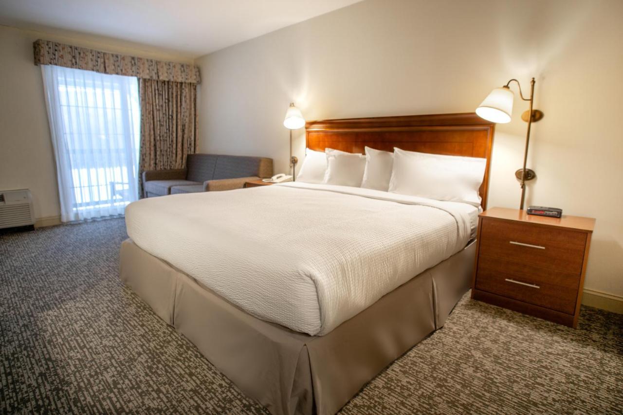 King Room with Mobility/Hearing Access and Roll-In Shower, Non-Smoking