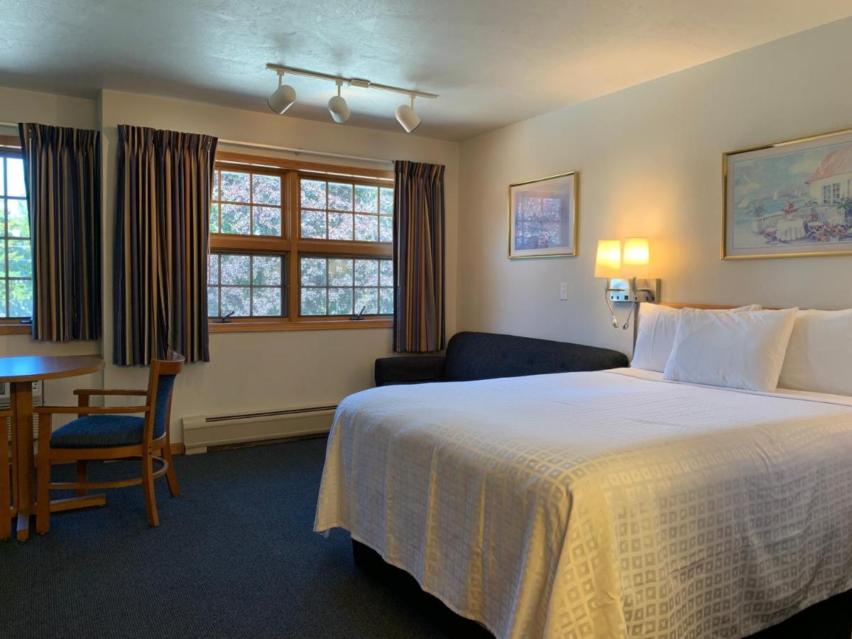 Queen Room - Upper Level