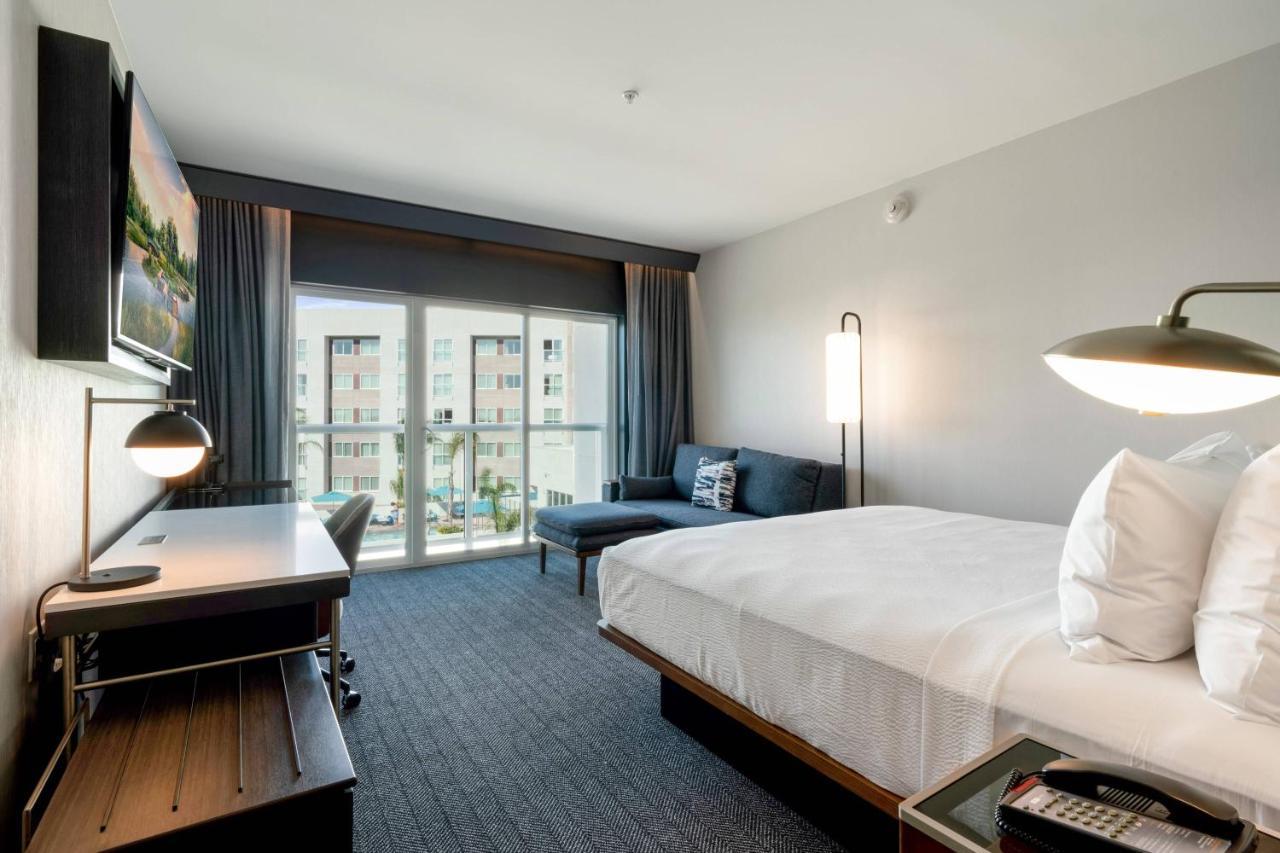 Guest room, 1 King, Sofa bed, Water view, Balcony