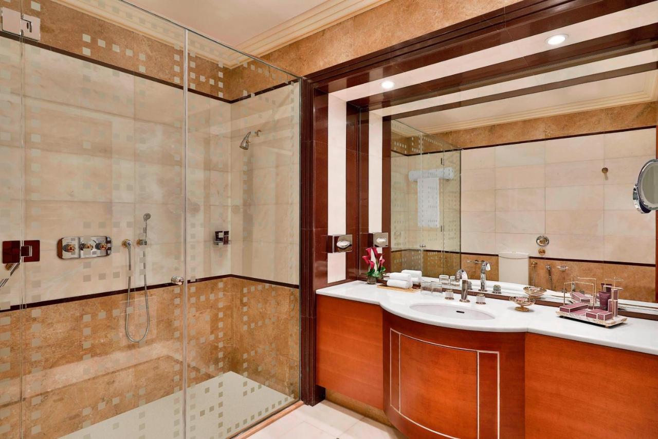 Club Room, Club lounge access,1 King, City view,1547528194:JPEG