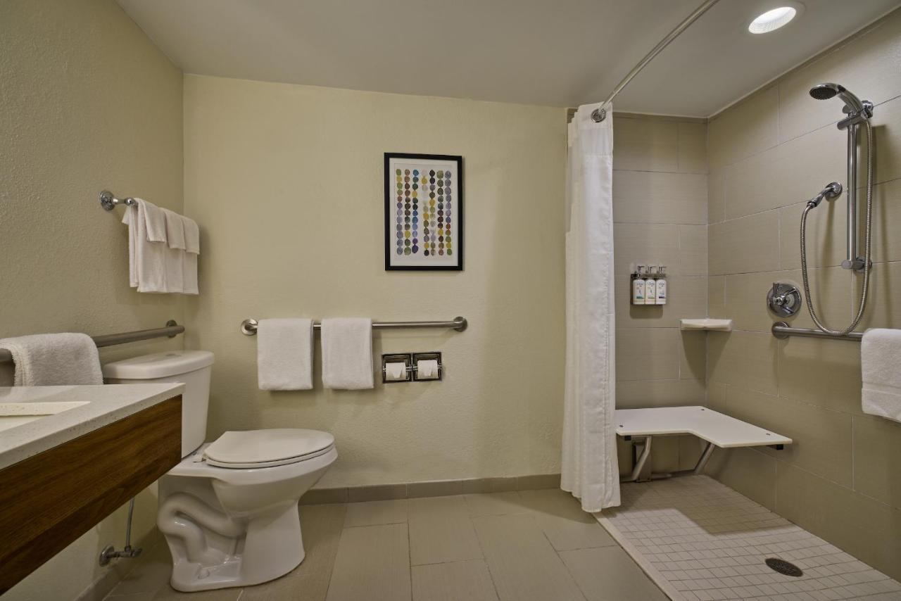 Standard King Room - Communications Accessible