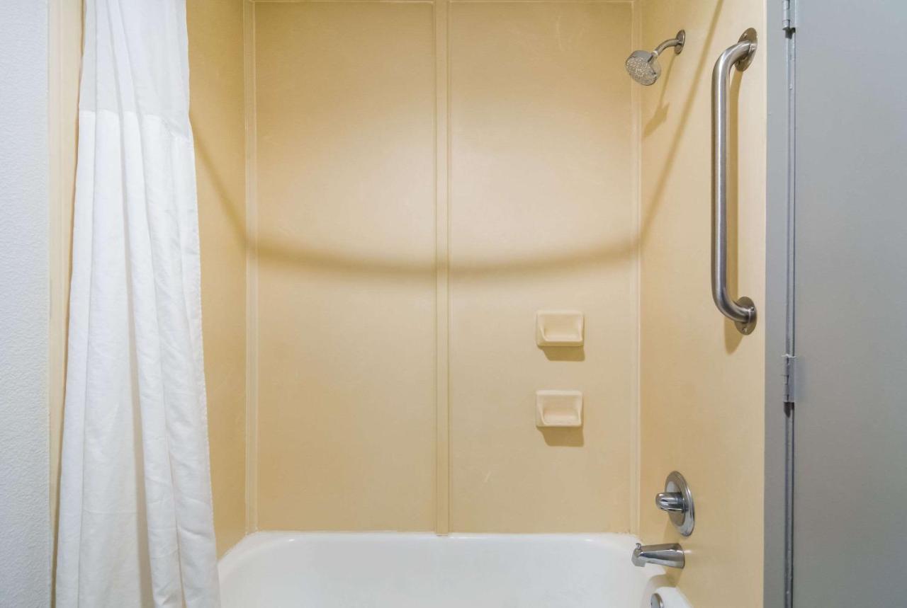 Queen Room with Two Queen Beds - Non-Smoking,1412806859:JPEG