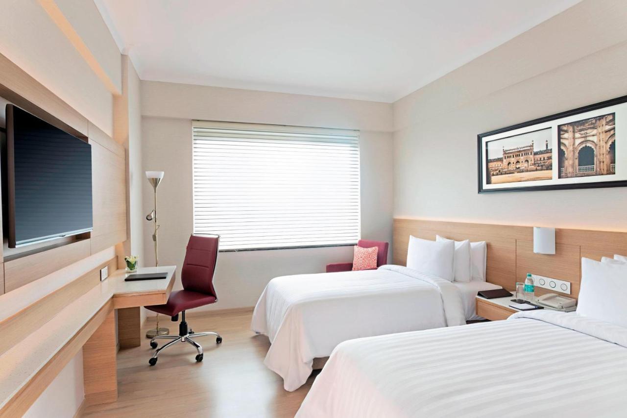 2 Twin/Single Beds, City View, High Floor - 9th and above, Guest Room with INR 750 F&B credit, 1+1 on IMFL (Max of 6 drinks per room per day on non cumulative basis),1633021278:JPEG