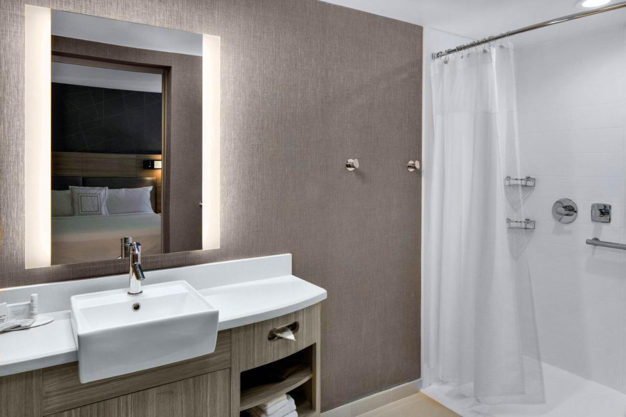 Queen Suite with Two Queen Beds, Bathtub and Trundle Sofa - Mobility Access/Hearing Accessible