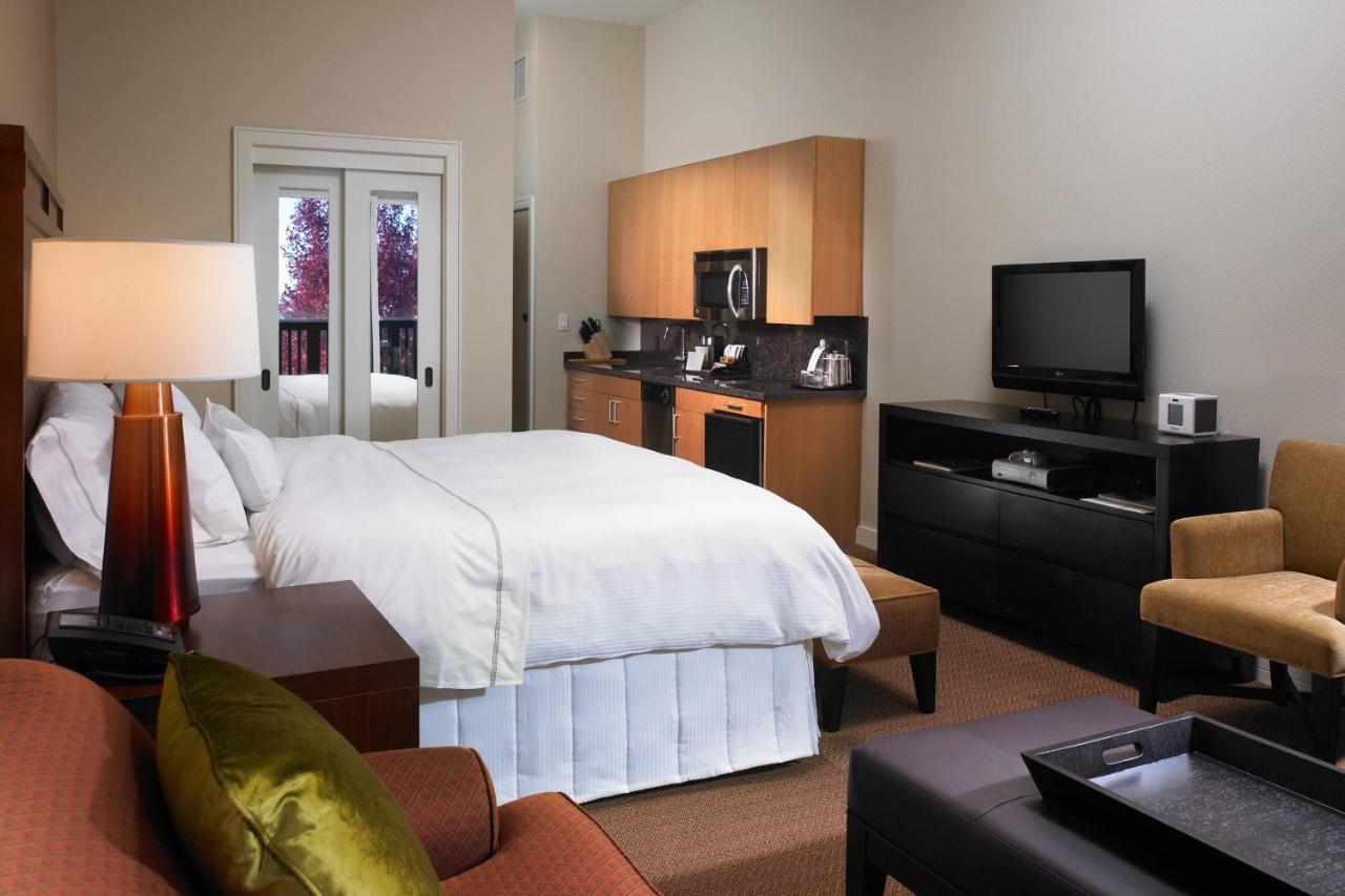 Larger Guest room, 1 King,1411821386:JPEG