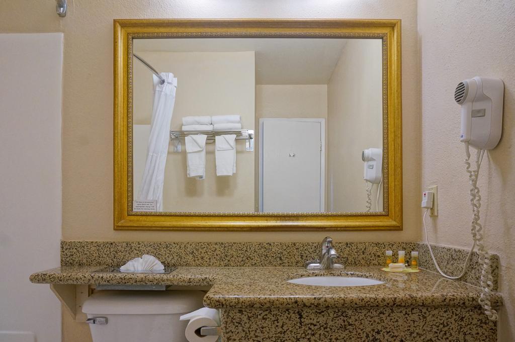 King Room with Mobility/Hearing Impaired Access - Non-Smoking