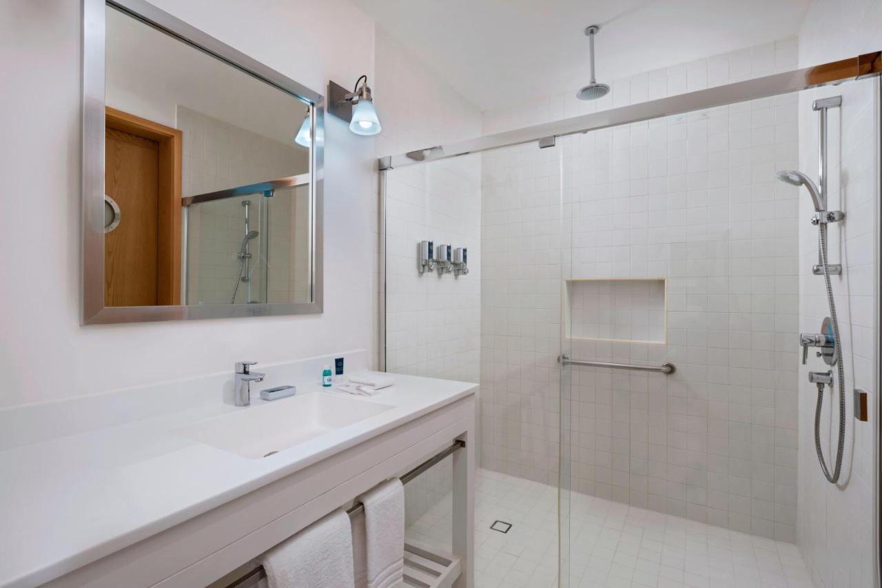 Deluxe, Guest room, 1 King, City view