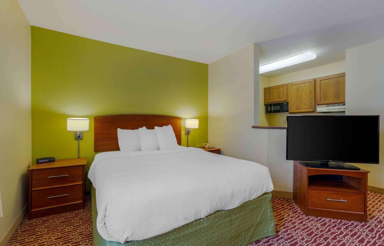 Deluxe studio 1 Queen Bed Non-Smoking