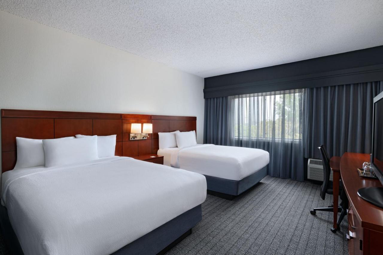 Queen Room with Two Queen Beds - Hearing Accessible