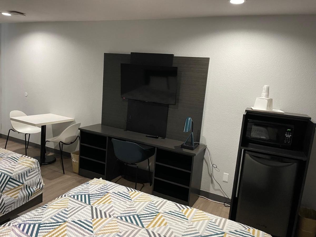 Deluxe Queen Room with Two Queen Beds - Smoking