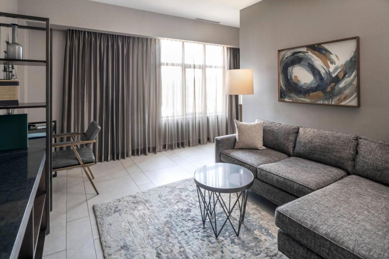 1 Bedroom Suite, 1 King, Corner room