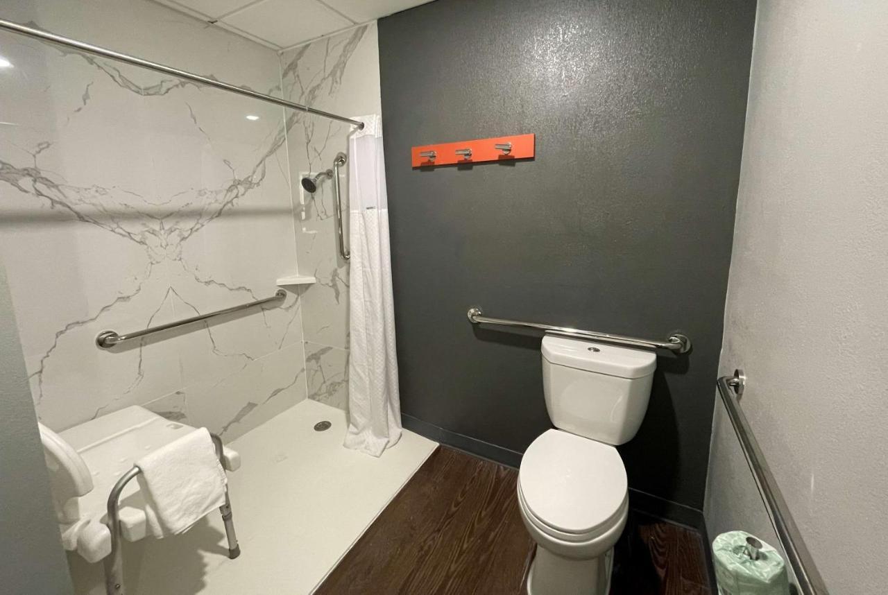 Queen Room with Two Queen Beds and Roll-in Shower - Mobility Accessible/Non-Smoking