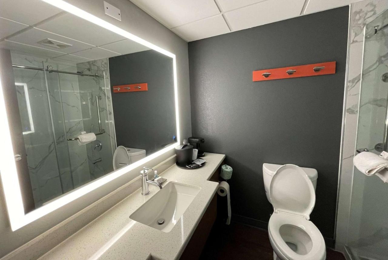 Queen Room with Two Queen Beds and Bathtub - Non-Smoking