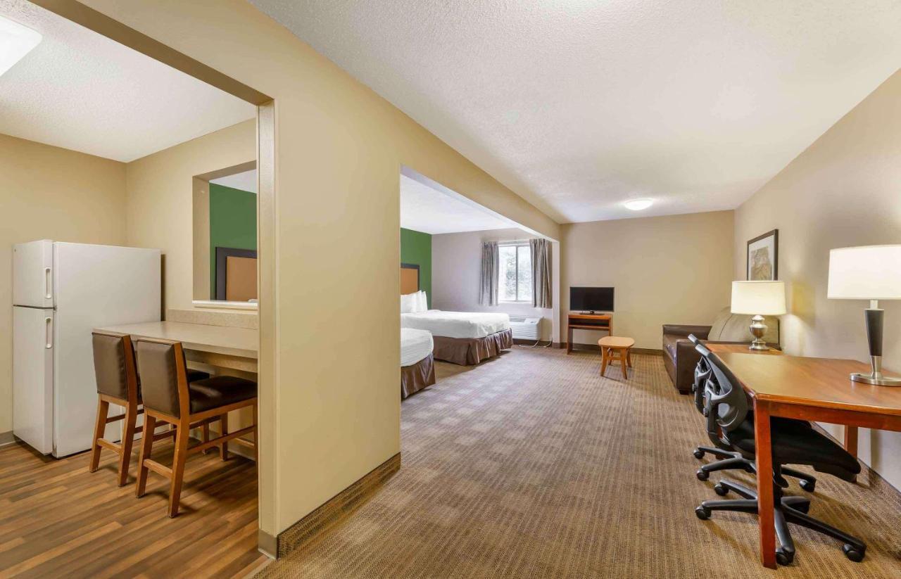 Deluxe Studio with 2 Queen Beds - Non-Smoking