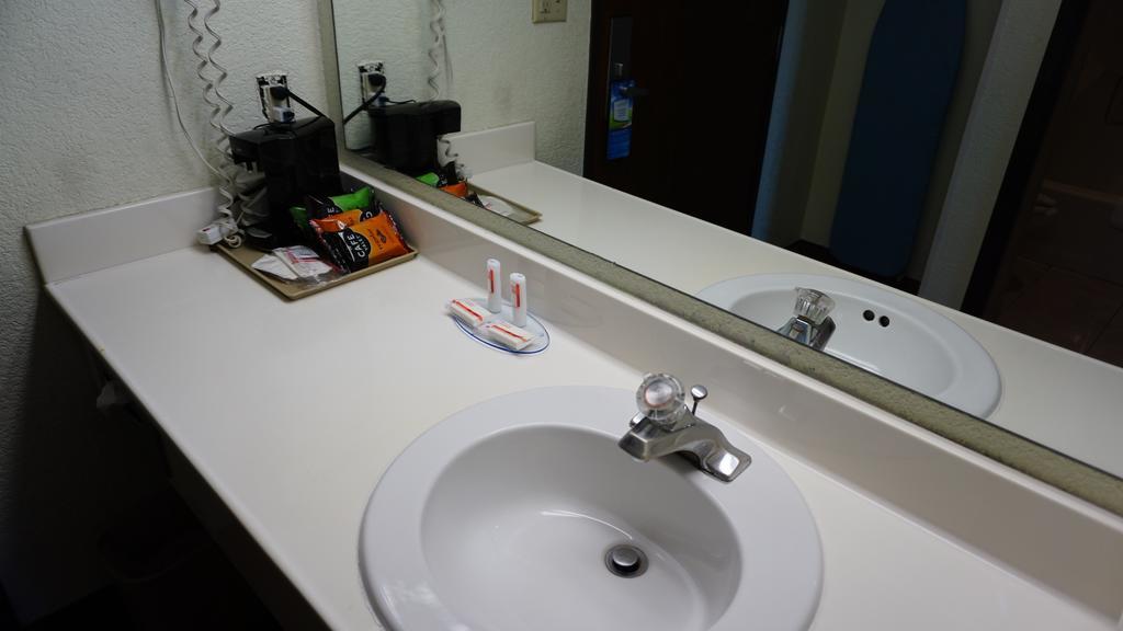 Queen Room with Bath Tub - Mobility/Hearing Accessible - Non-Smoking