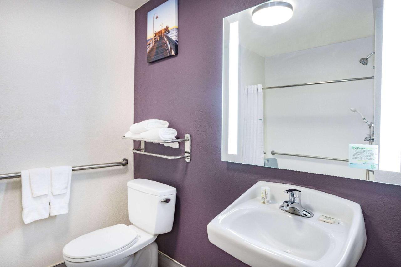 Deluxe King Room with Mobility/Hearing Impaired Access - Non-Smoking