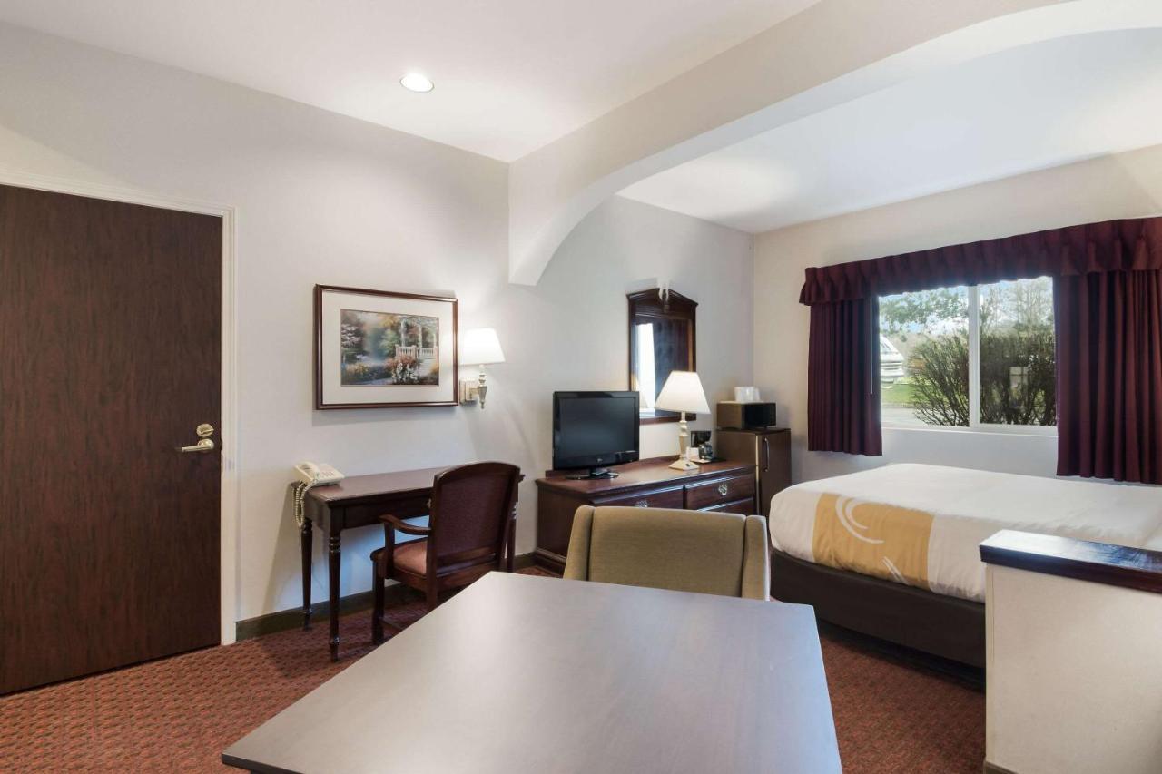 Queen Suite - Non Smoking/Pet Friendly