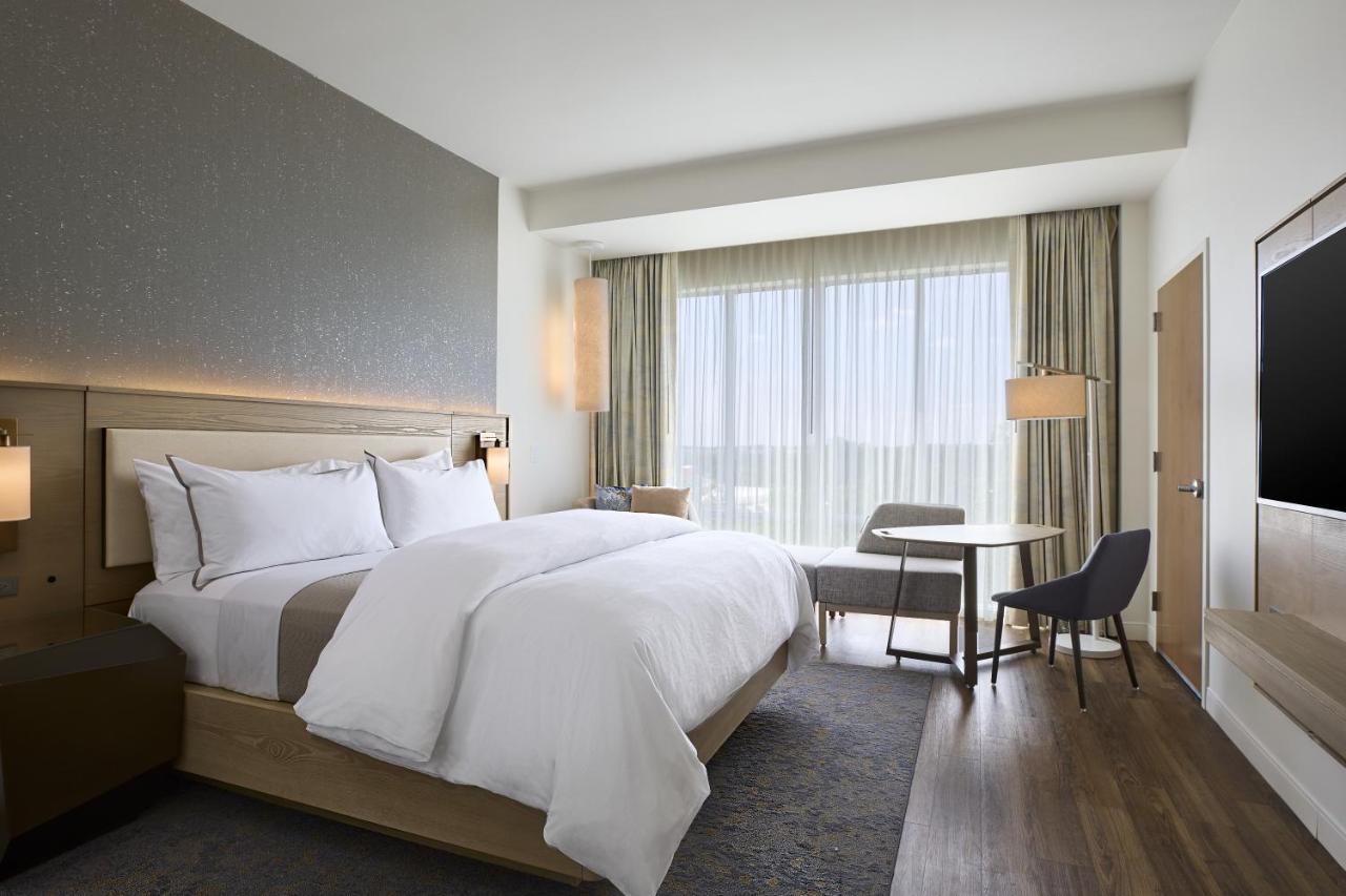 Traditional King Room with Rool-In Showert - Mobility/Hearing Accessible