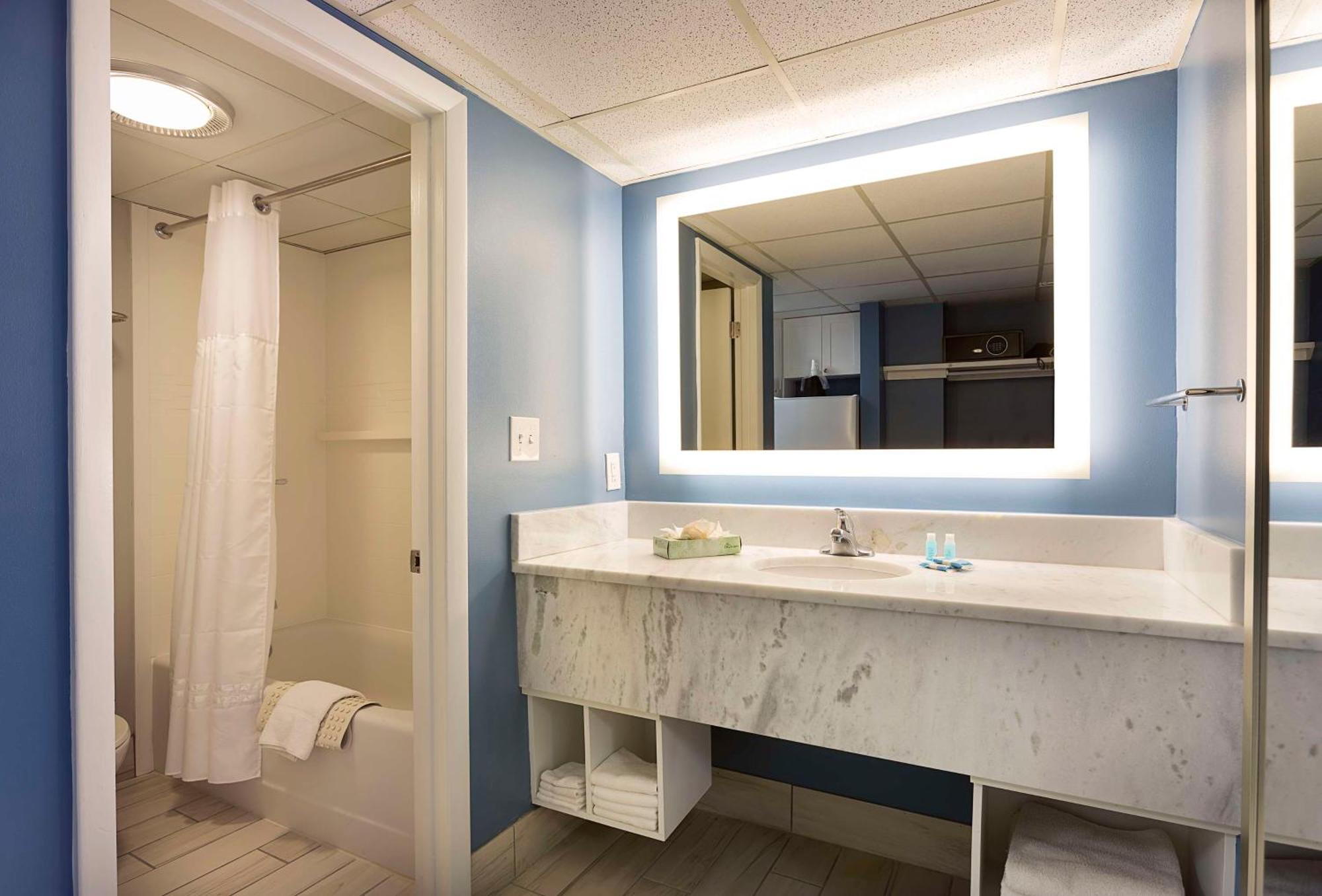 Queen Room with Two Queen Beds and Balcony - Ocean Front/Non-Smoking,1541602423:JPEG