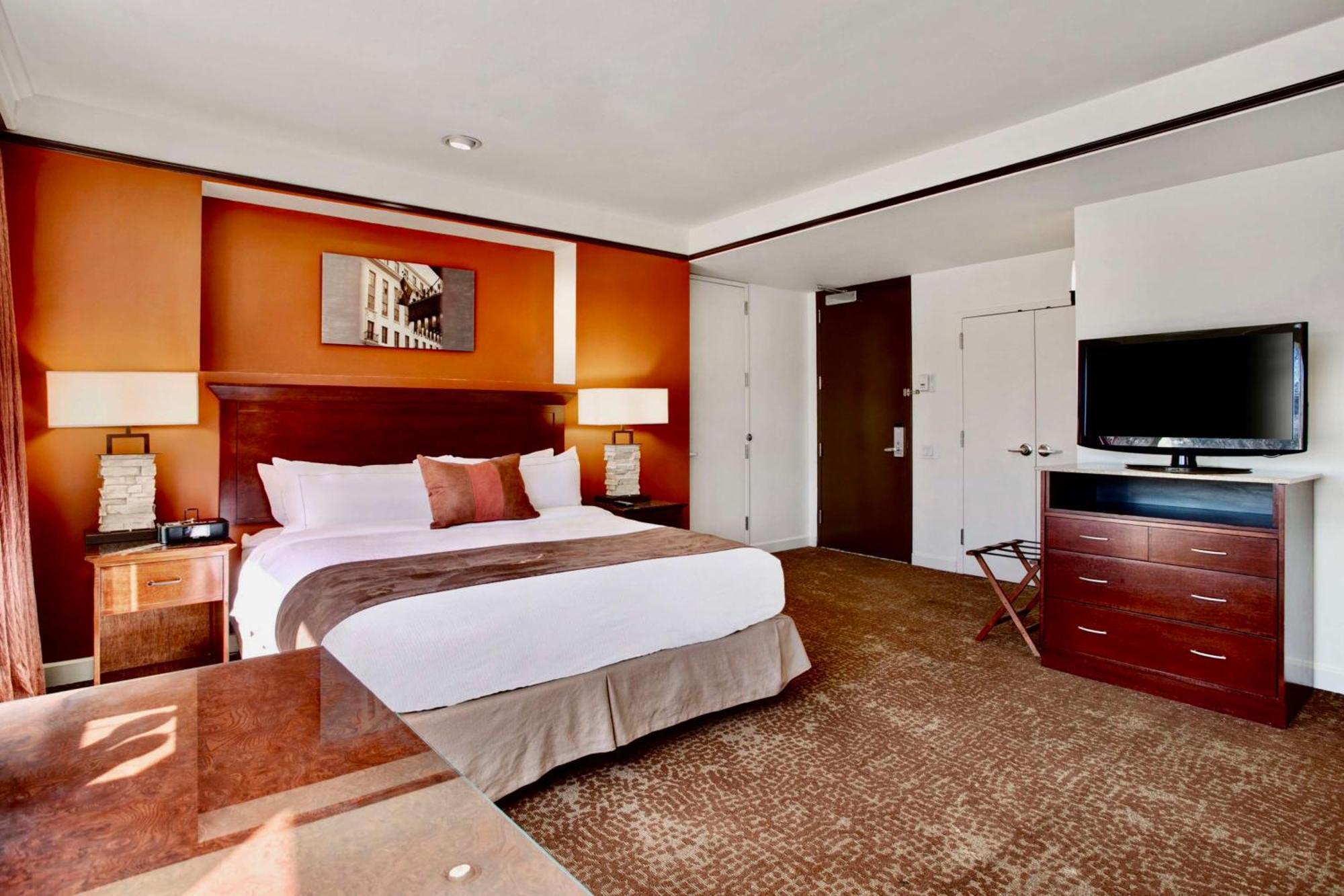 Deluxe King Room with Garden Tub