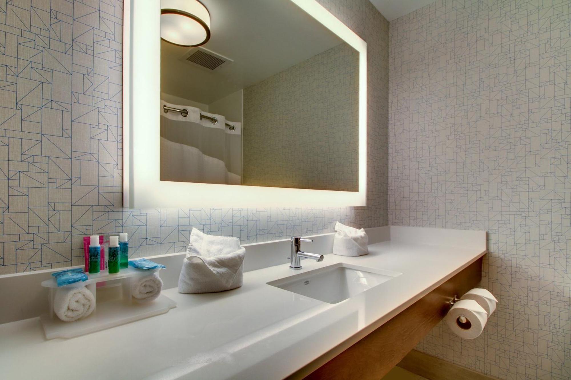 One-Bedroom Suite with Jetted Tub