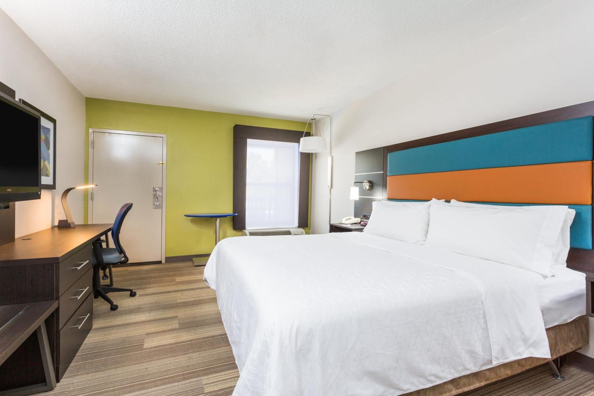 King Room with Roll in Shower - Hearing Accessible/Non-Smoking