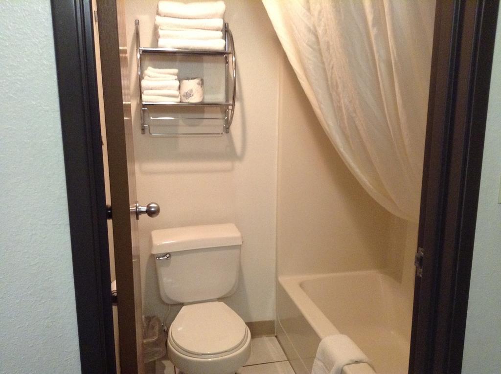 Deluxe King Studio Suite - Non-Smoking