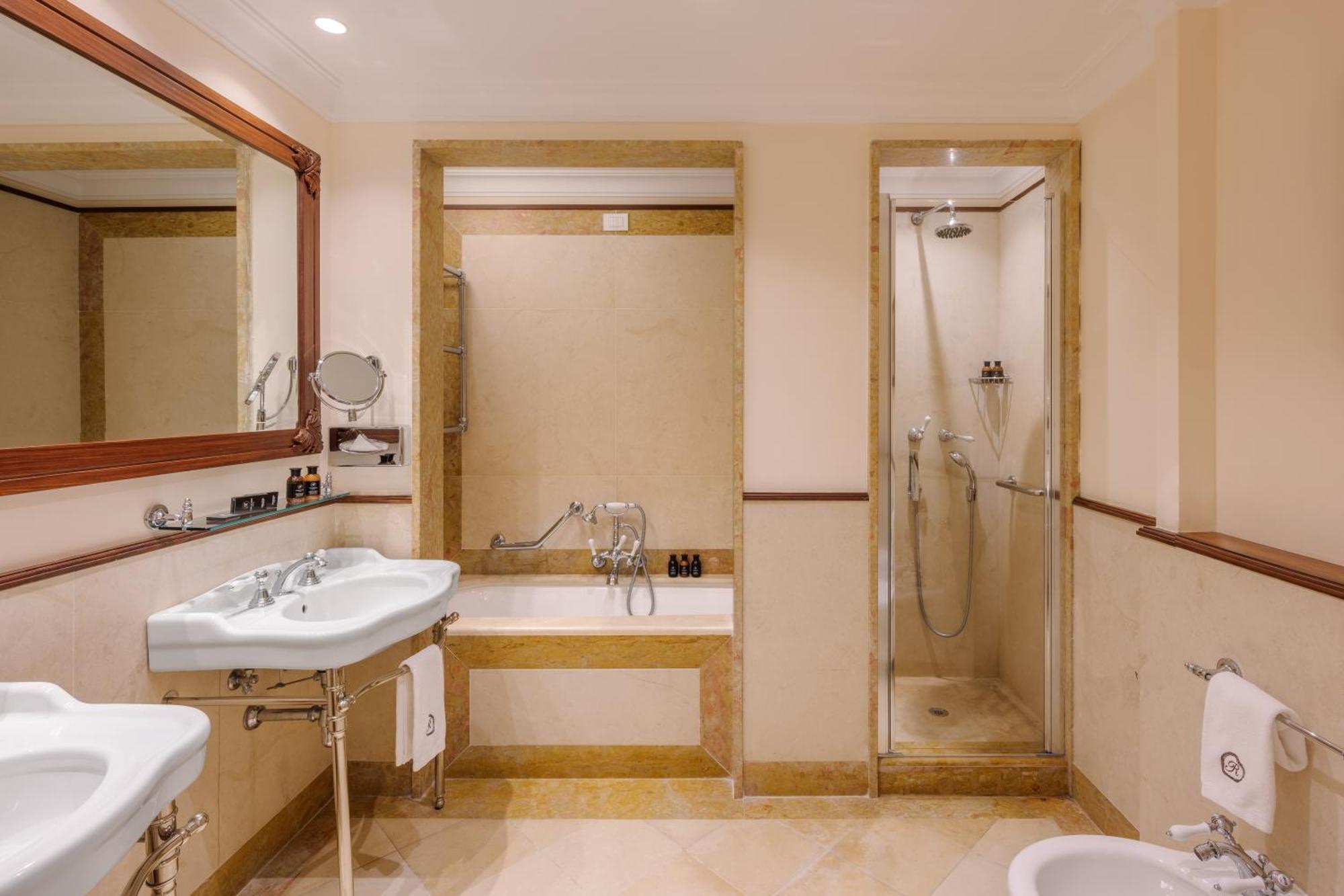Executive Suite with lateral sea view