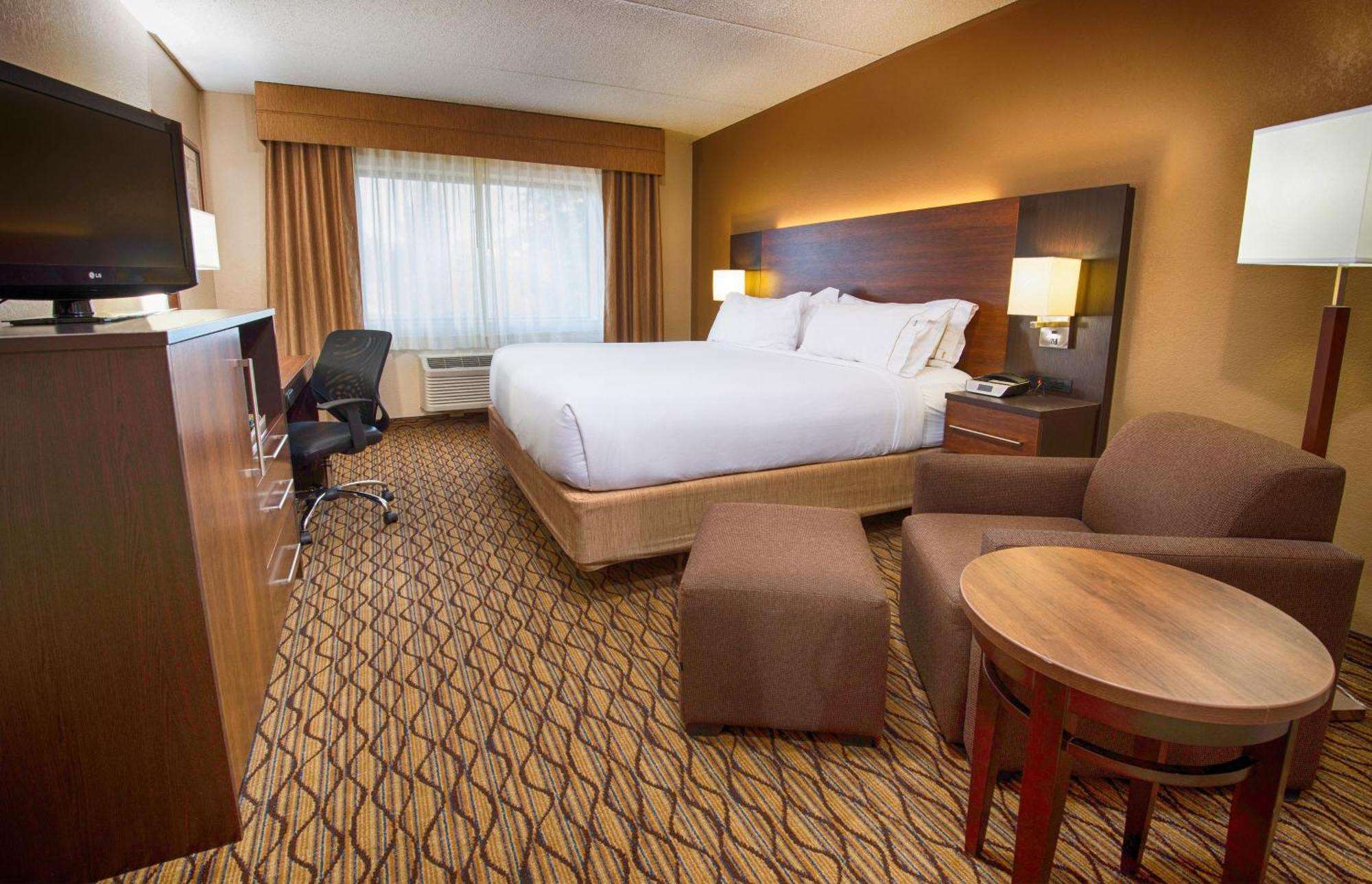 Standard King Room with Mobility Accessible Tub