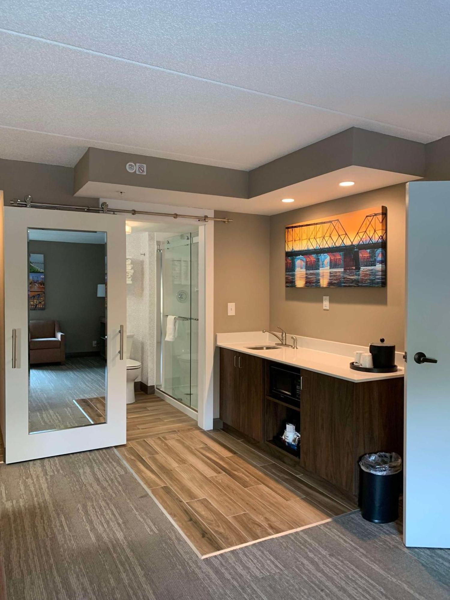 One-Bedroom Queen Suite with Sofa Bed - Non-Smoking