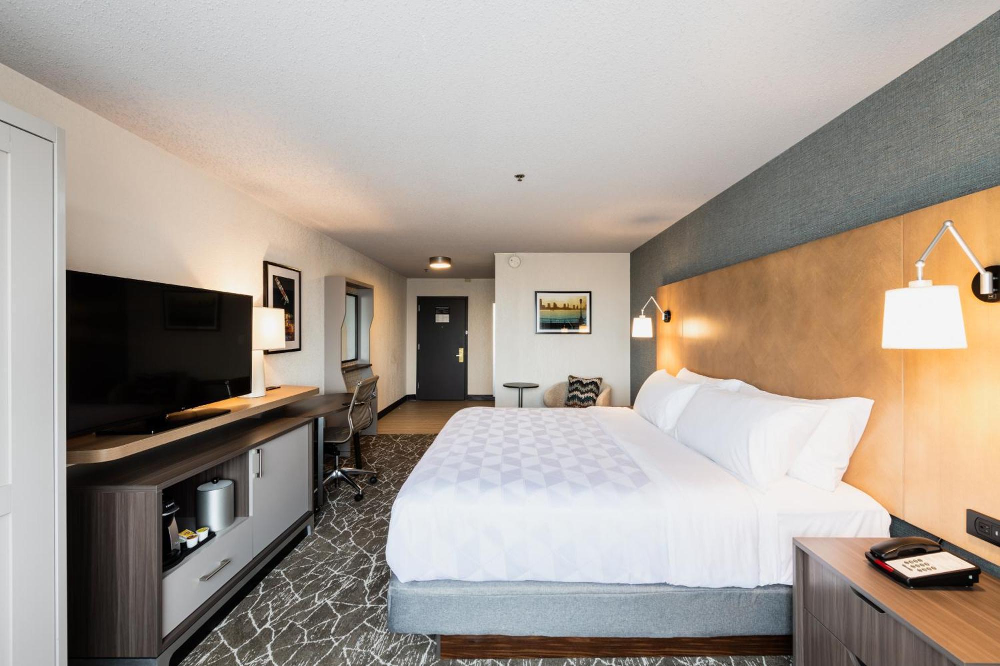 Standard King Room with Mobility Accessible Tub