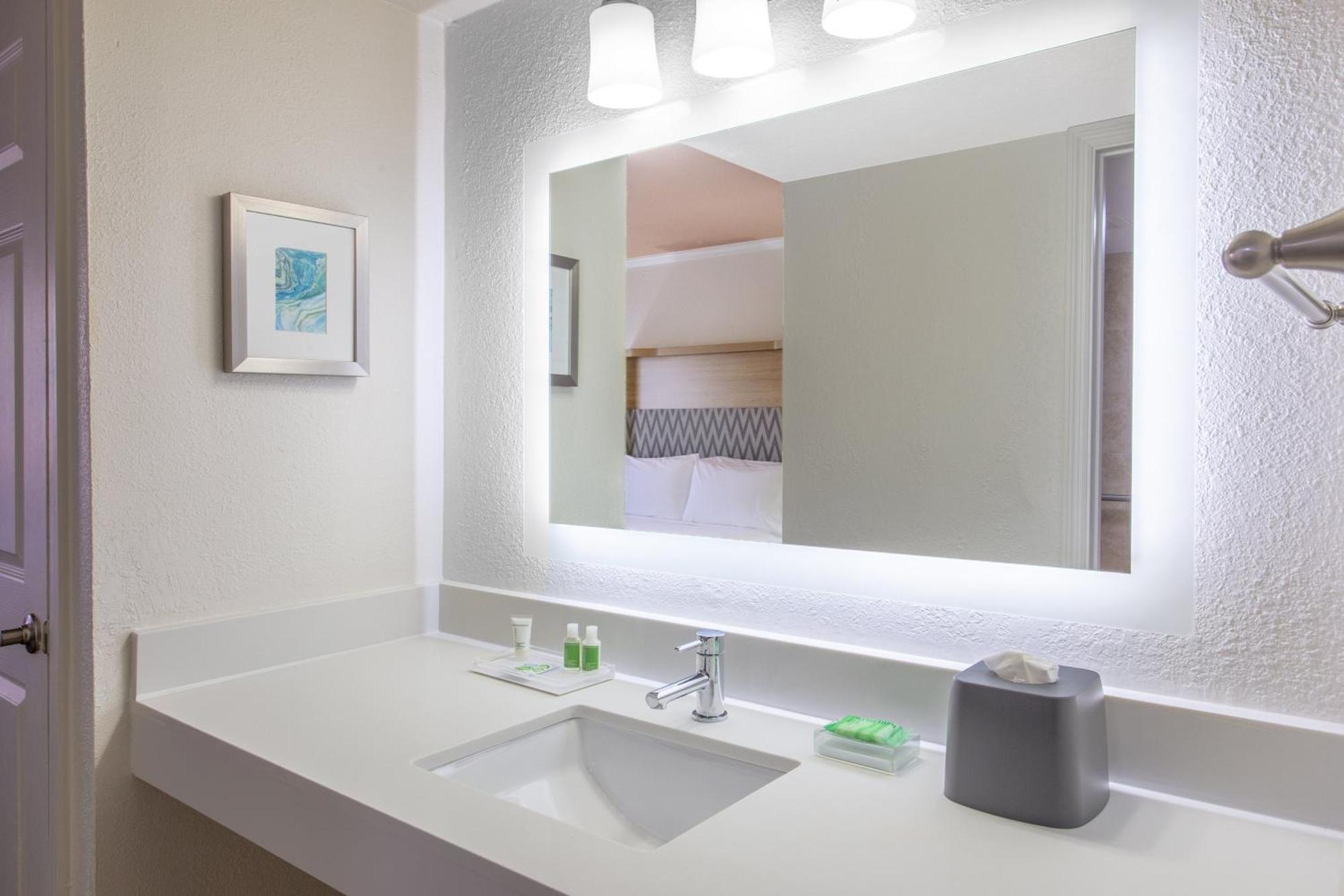 Queen Room - Hearing Accessible - Non-Smoking
