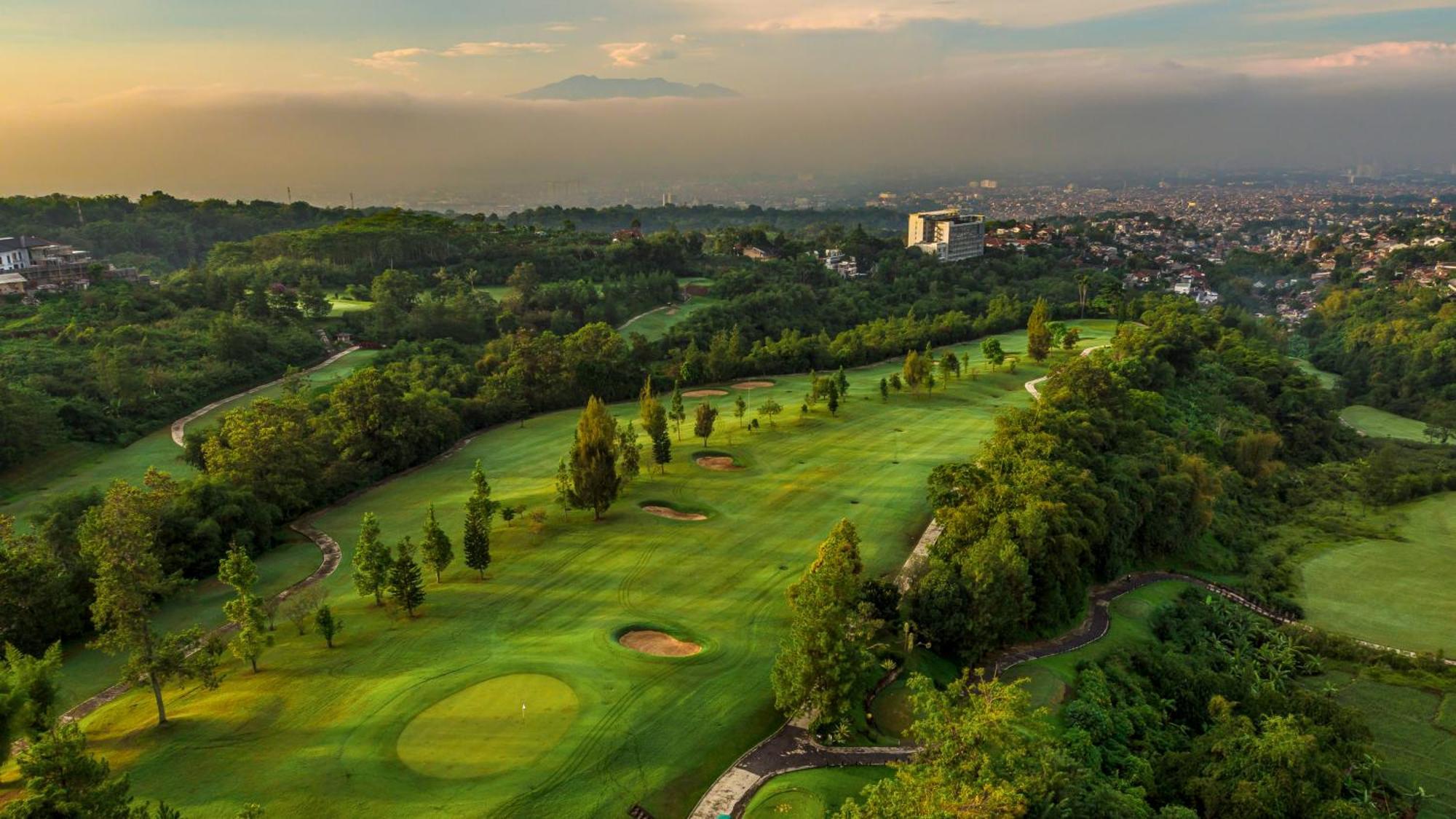 Premium Twin Room with Golf View - High Floor