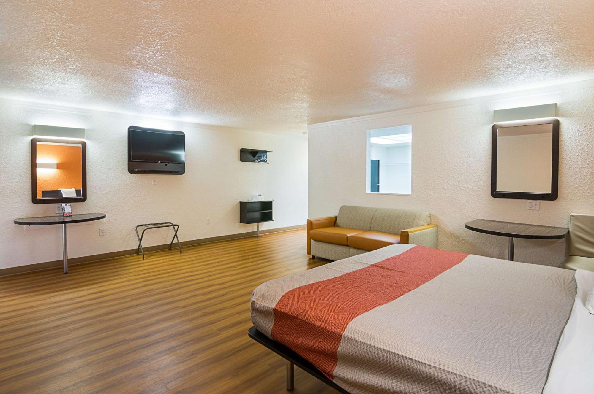 Deluxe King Room - Non-Smoking