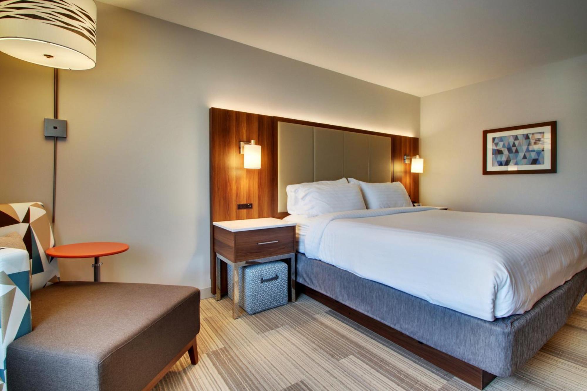 King Suite - Communications and Mobility Accessible Tub