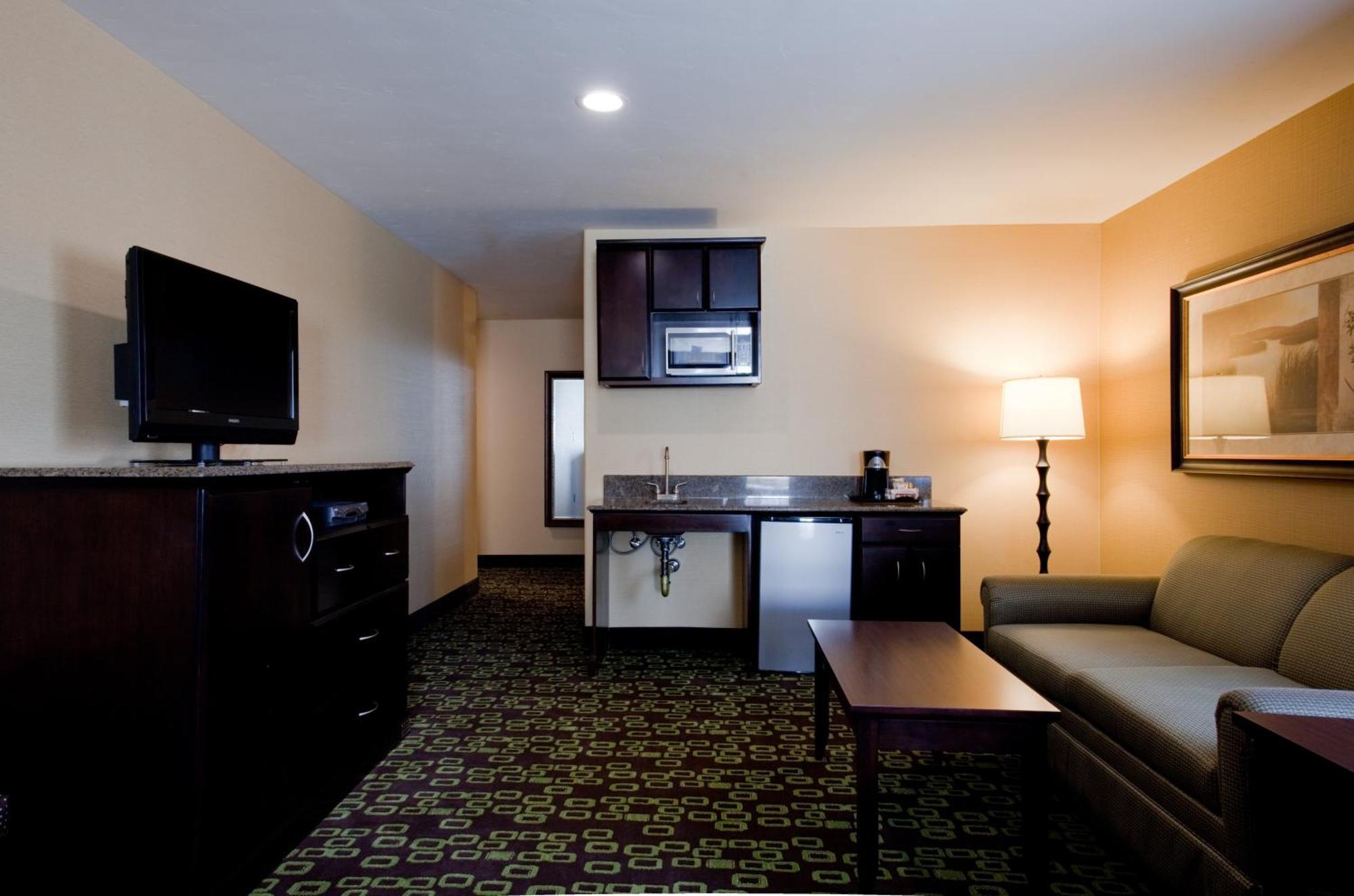 King Suite - Communications and Mobility Accessible Tub