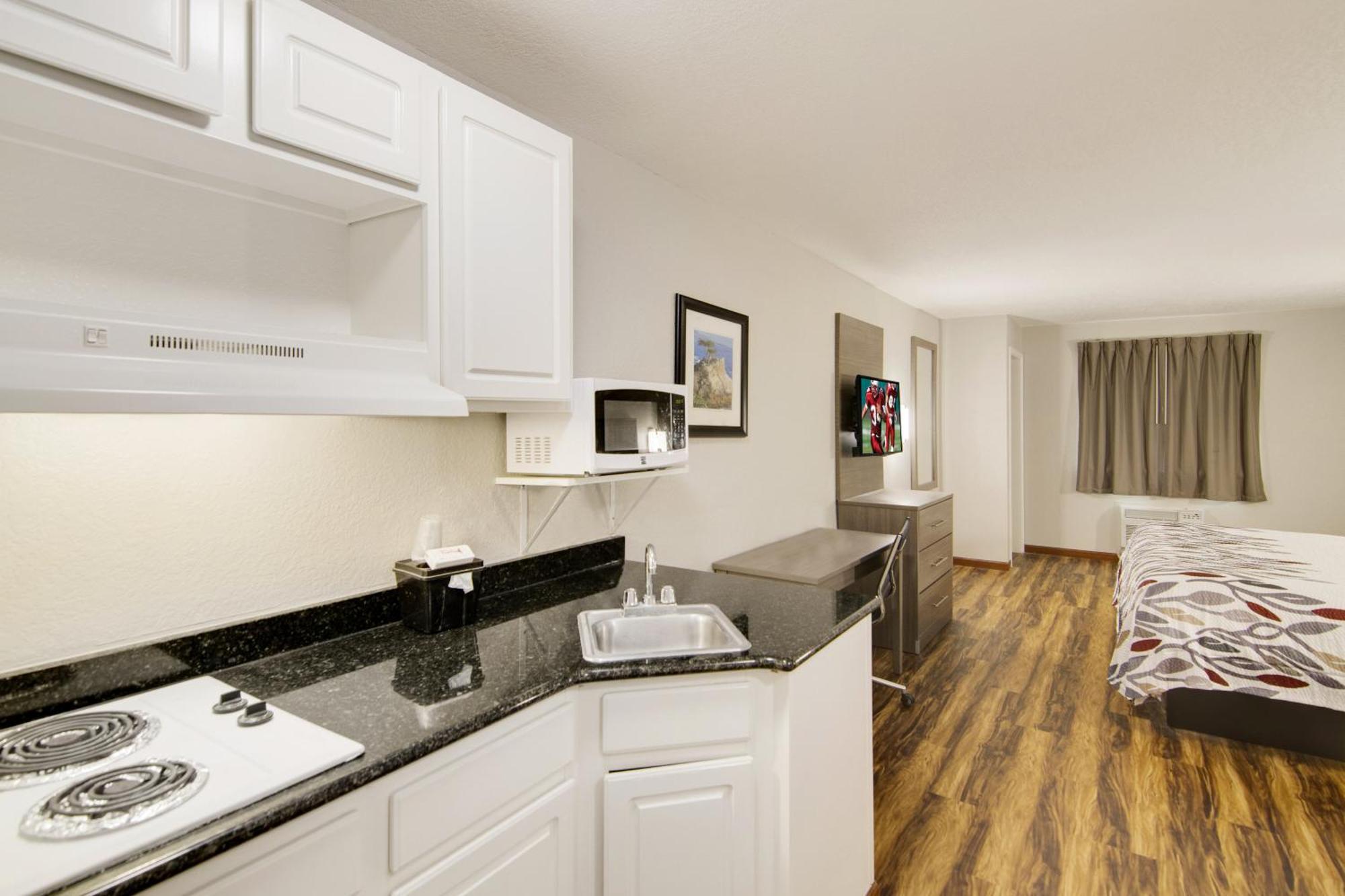 Deluxe King with Kitchenette Non-Smoking