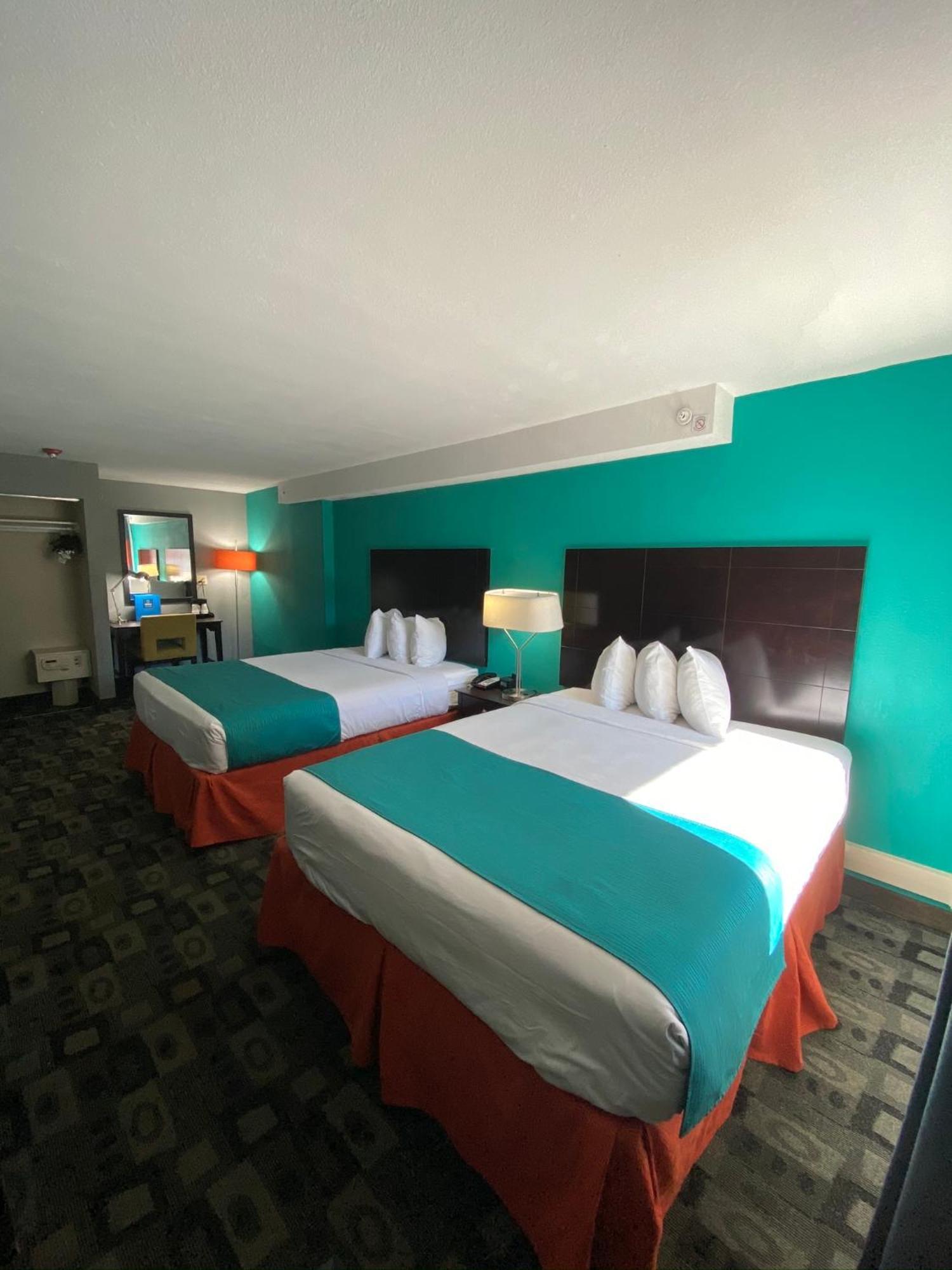 Queen Room with Two Queen Beds - Smoking,1448926810:JPEG