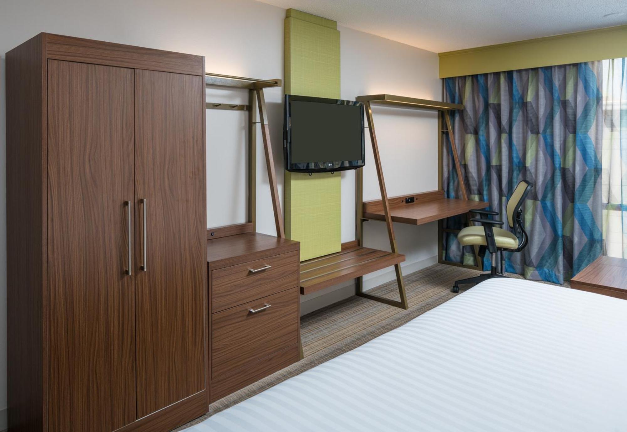 Standard King Room with Sofa Bed - Non-Smoking