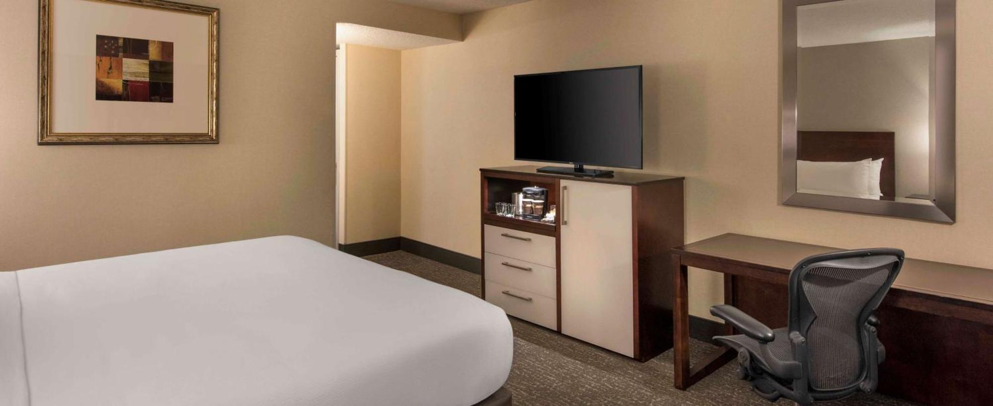 King Room Accessible Tub - Mobility Access/Non-Smoking