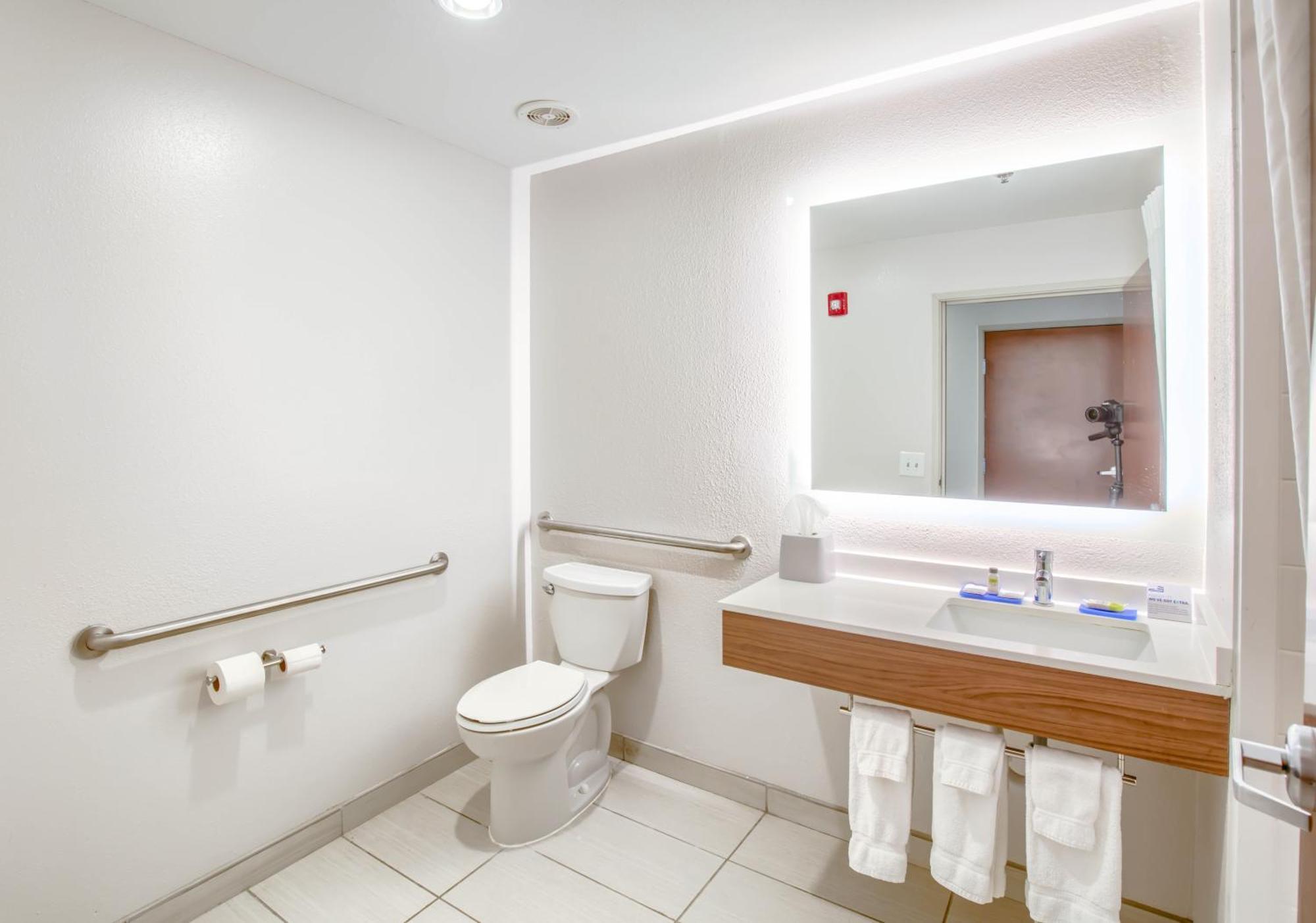 Standard King Room with Mobility Accessible Tub