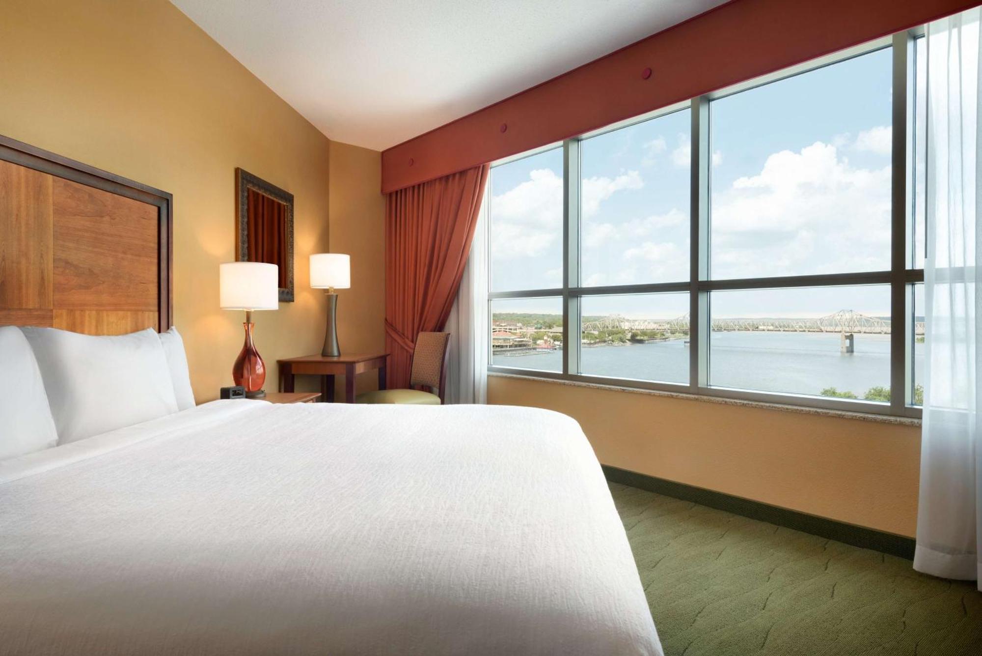 King Corner Suite with City View - Non-Smoking