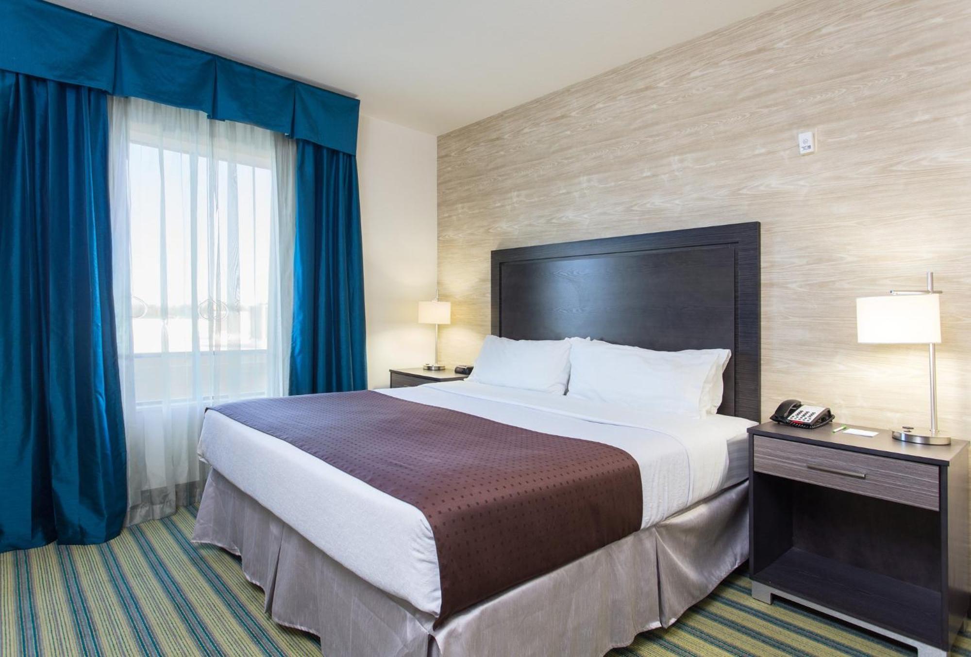 King Suite with Sofa Bed - Hearing Accessible